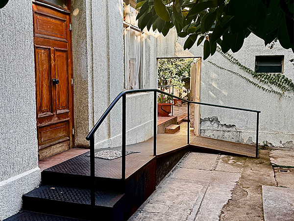 Acceso con rampa y pasamanos en Residencia Los Andes para facilitar la entrada de personas con movilidad reducida