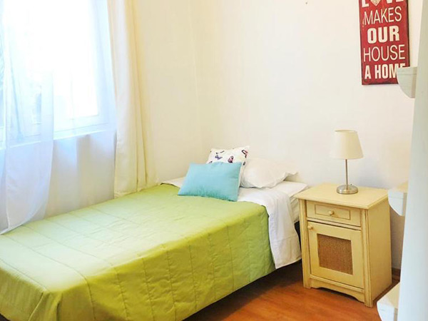 Habitación individual de Residencia Los Andes con cama cómoda y ventana luminosa
