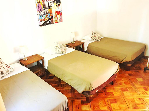 Habitación compartida con tres camas en Residencia Los Andes